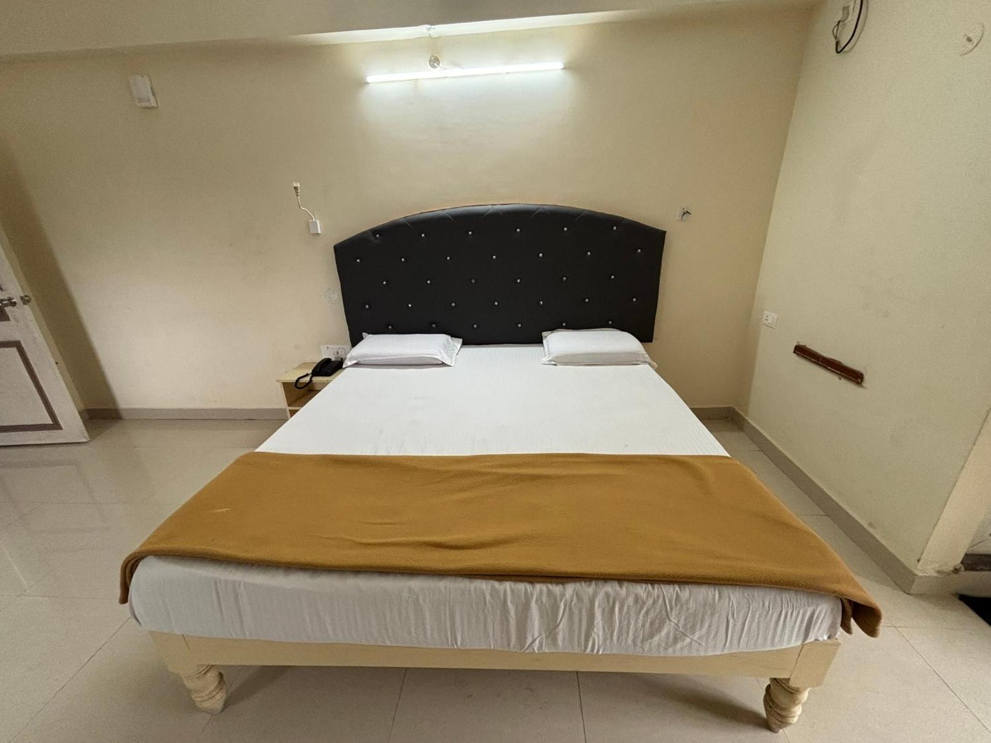 Srinivasa Hotel 티루파티 외부 사진